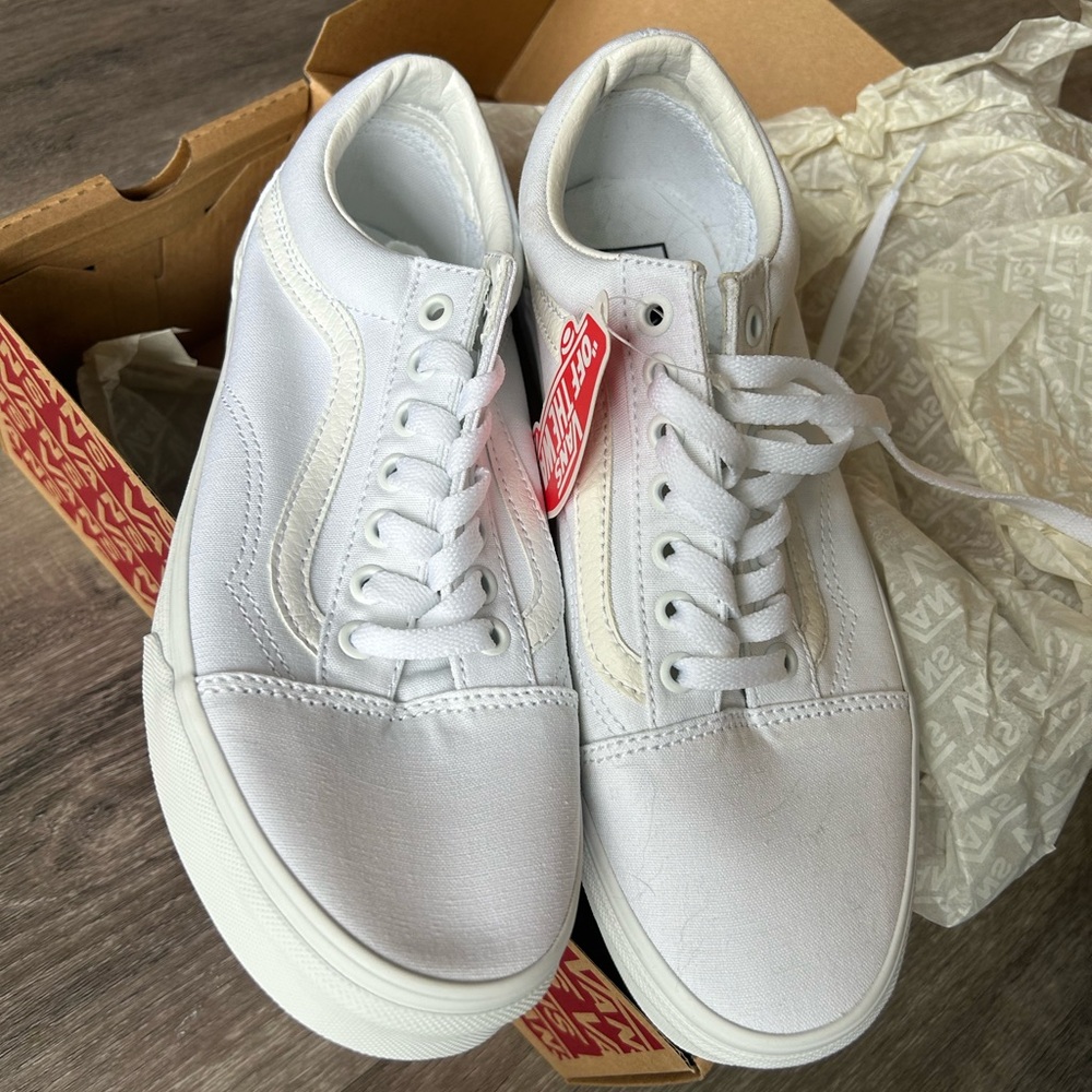 BRAND NEW IN BOX Vans Old Skool sneakers in True White. Never worn, pristine